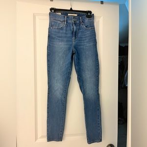 Medium wash Levi’s 721